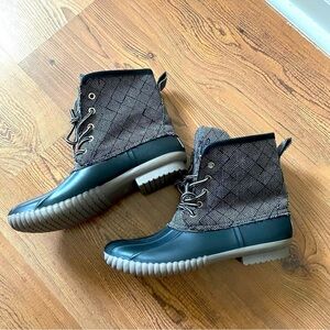 Nwot MarleyLilly monogrammed duck boots 9 casual comfort athleisure waterproof